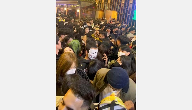 Foto-Foto Tragedi Halloween, 149 Orang Tewas Berdesakan di Gang Sempit Seoul - Bagian 9