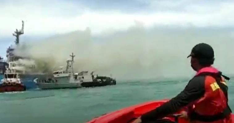 Kapal Bermuatan Pupuk Terbakar di Pelabuhan Krakatau Cilegon, Puluhan ABK Dievakuasi