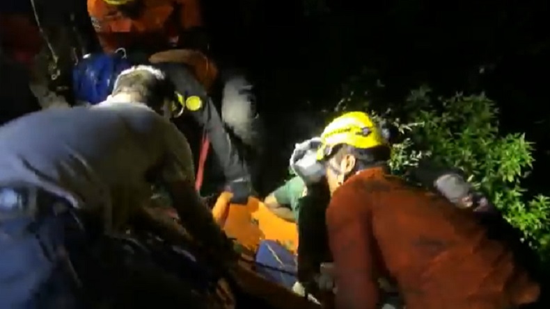 Minibus Terjun ke Jurang Sedalam 200 Meter, Evakuasi 2 Korban Luka Dramatis 