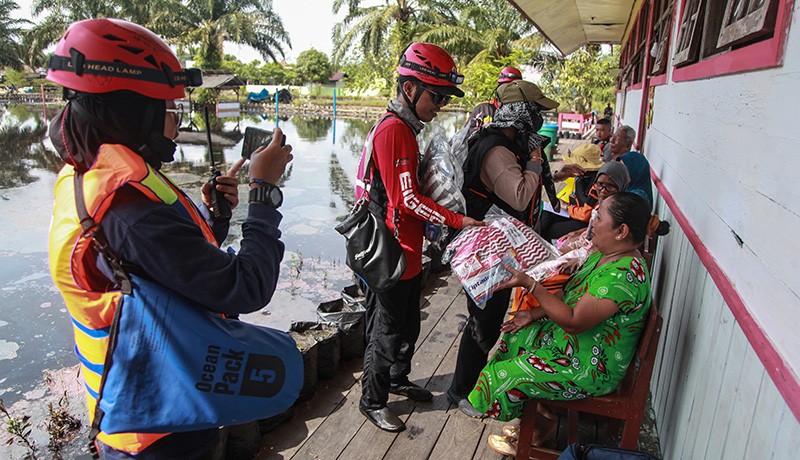 Banjir Belum Surut di Kalteng, Relawan Keliling Naik Perahu Cek Kesehatan Warga - Bagian 2