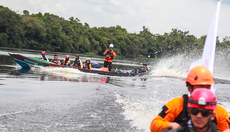 Banjir Belum Surut di Kalteng, Relawan Keliling Naik Perahu Cek Kesehatan Warga - Bagian 4
