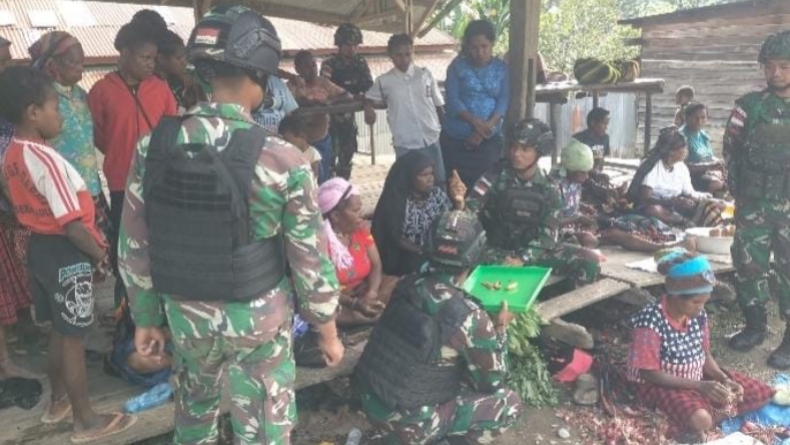 Bangkitkan Ekonomi Papua, Satgas Yonif Raider 142/KJ Ajarkan Warga Membuat Pisang Sale