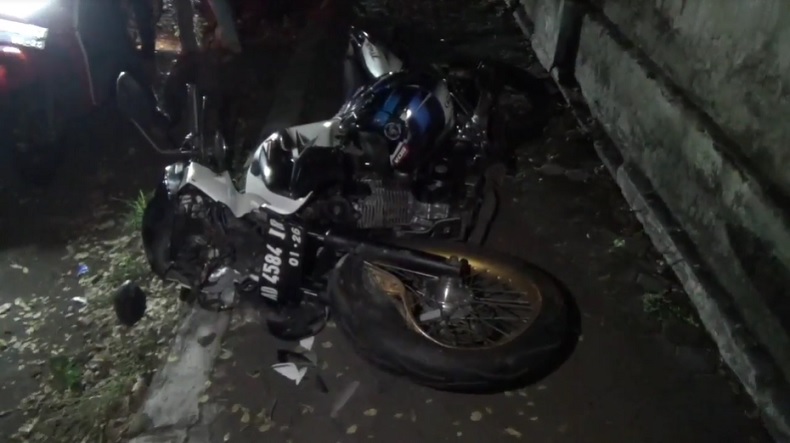 title Tabrak Mobil di Lampu Merah Jombang, Pemotor Terpelanting hingga Tak Sadarkan Diri Tabrak Mobil di Lampu Merah Jombang, Pemotor Terpelanting hingga Tak Sadarkan Diri