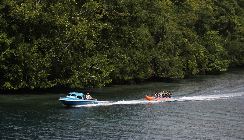 Melihat Air Laut yang Tenang dan Terumbu Karang Indah di Pantai Hol Sulamadaha - Bagian 2