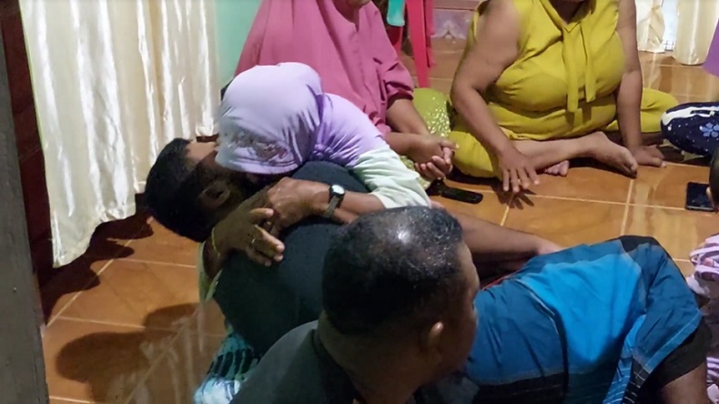 title Detik-detik Penangkapan Oknum Guru Cabuli Siswi SD di Buton Selatan, Pelaku Sempat Pingsan Detik-detik Penangkapan Oknum Guru Cabuli Siswi SD di Buton Selatan, Pelaku Sempat Pingsan