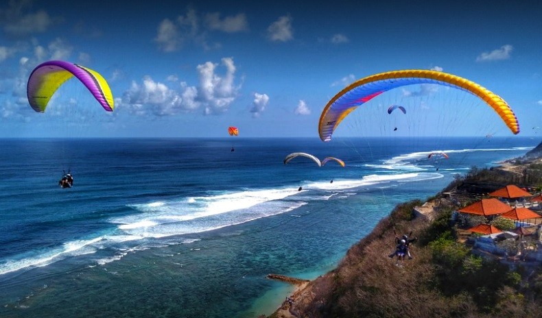 6 Tempat Wisata Paralayang di Bali untuk Penyuka Tantangan Adrenalin