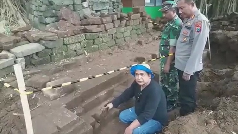 Warga Pasuruan Temukan Bangunan Candi di Tengah Makam, Ada Arca hingga Batu Relief 