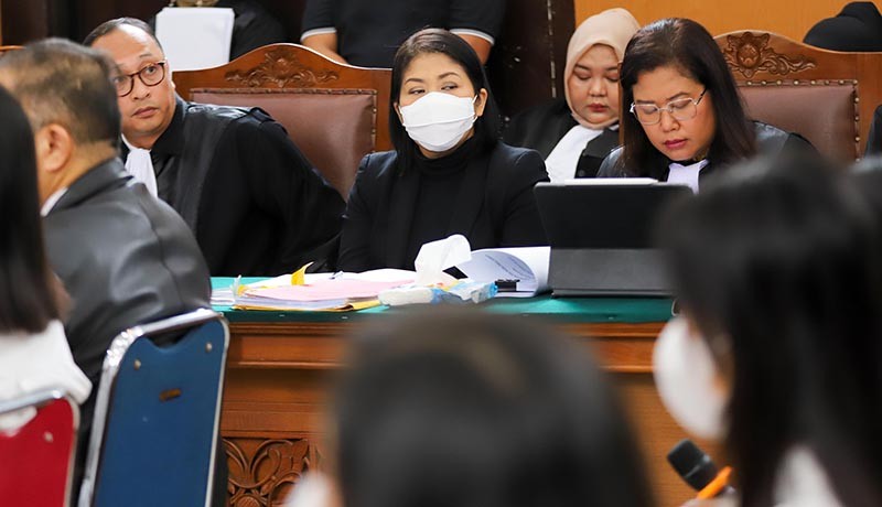 Momen Putri Candrawathi Peluk Ferdy Sambo, Duduk Bersama di Kursi Terdakwa - Bagian 3