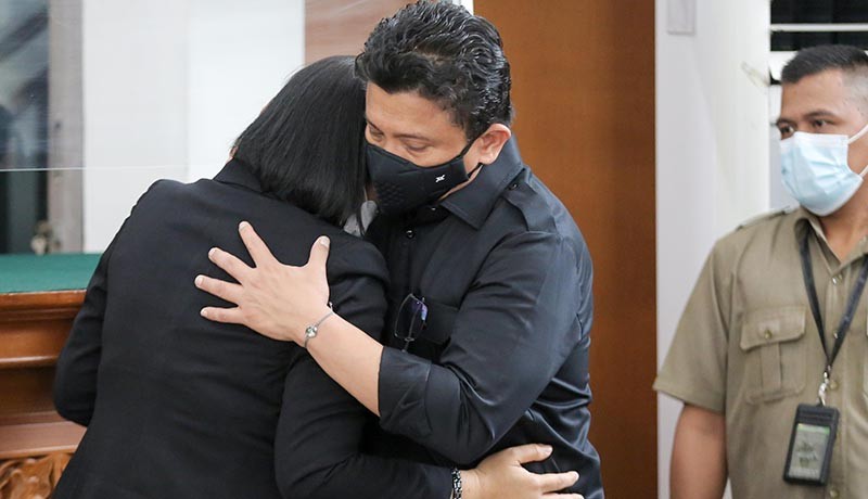 Momen Putri Candrawathi Peluk Ferdy Sambo, Duduk Bersama di Kursi Terdakwa - Bagian 1