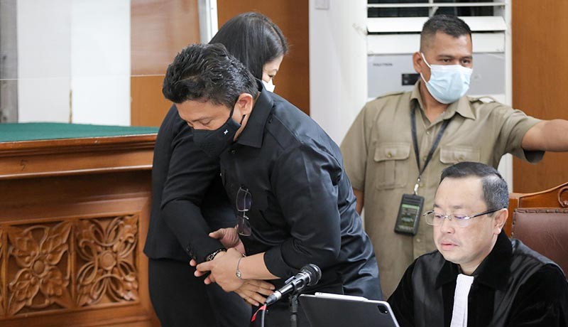 Momen Putri Candrawathi Peluk Ferdy Sambo, Duduk Bersama di Kursi Terdakwa - Bagian 2