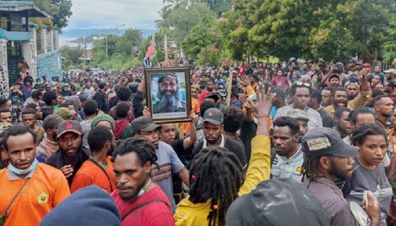 Ratusan Orang Antar Jenazah Filep Karma ke Rumah Duka, Bendera Bintang Kejora Berkibar