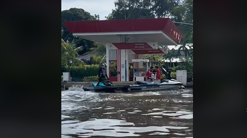Viral! Orang Ini Bawa Jetski lalu Isi BBM di SPBU, Warganet Geger