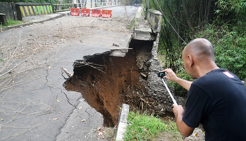Jalan Longsor Kota Bogor Mulai Diperbaiki Pekan Depan - Bagian 2