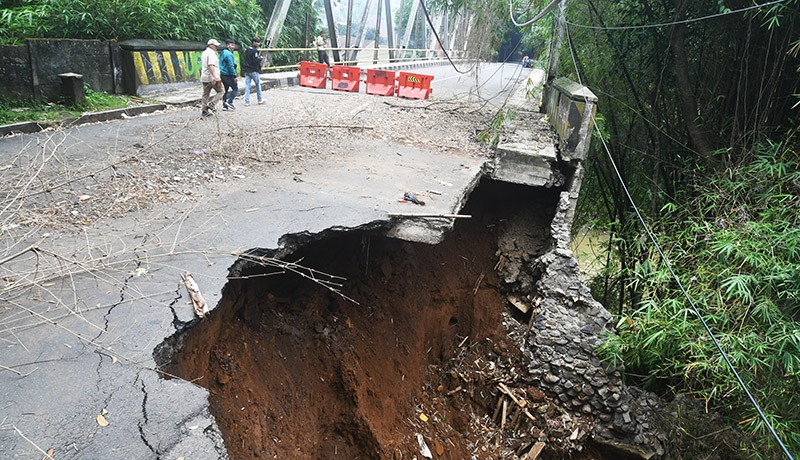 Jalan Longsor Kota Bogor Mulai Diperbaiki Pekan Depan - Bagian 1