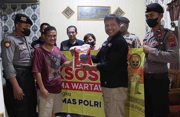 Peringati HUT Humas Polri, Polres Purworejo Kunjungi Mantan Wartawan yang Sakit