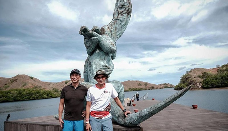 Gaya Sandiaga Uno Temani Menkes Singapura Kunjungi Labuan Bajo - Bagian 1