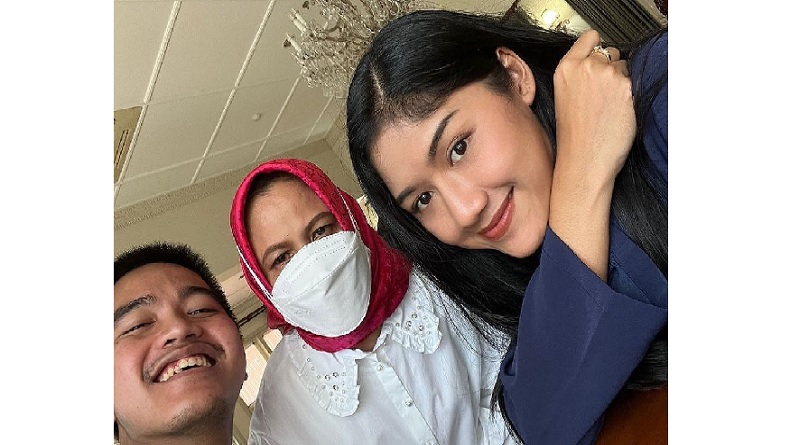 title Calon Istri Kaesang, Erina Gudono Unggah Foto Bareng Ibu Iriana, Warganet: Mirip Calon Istri Kaesang, Erina Gudono Unggah Foto Bareng Ibu Iriana, Warganet: Mirip
