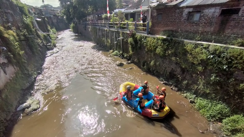 Tim SAR Susuri Sungai Cikapundung Bandung, Lansia Hanyut Belum Ditemukan