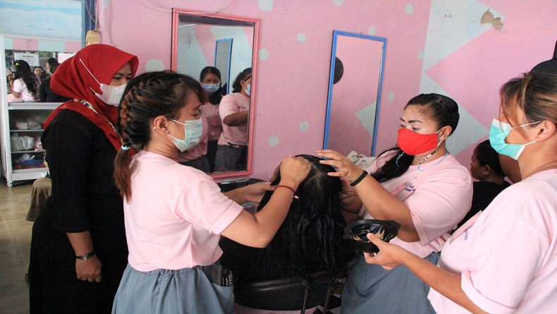 title Napi Lapas Perempuan Semarang Digembleng Pelatihan Ecoprint dan Salon Napi Lapas Perempuan Semarang Digembleng Pelatihan Ecoprint dan Salon