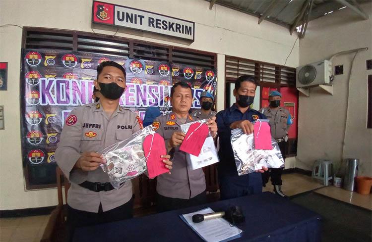 title Terjerat Pinjol Perempuan Asal Sukabumi Ditangkap Polisi Curi Uang dan Emas Senilai Rp246 Juta Terjerat Pinjol Perempuan Asal Sukabumi Ditangkap Polisi Curi Uang dan Emas Senilai Rp246 Juta