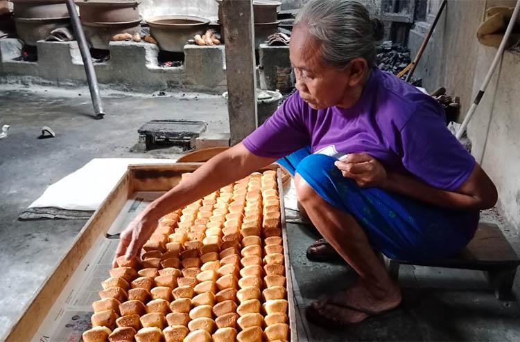 title Roti Kolombeng, Kue Jadul Sejak Zaman Belanda yang Rasanya Ngangeni Roti Kolombeng, Kue Jadul Sejak Zaman Belanda yang Rasanya Ngangeni