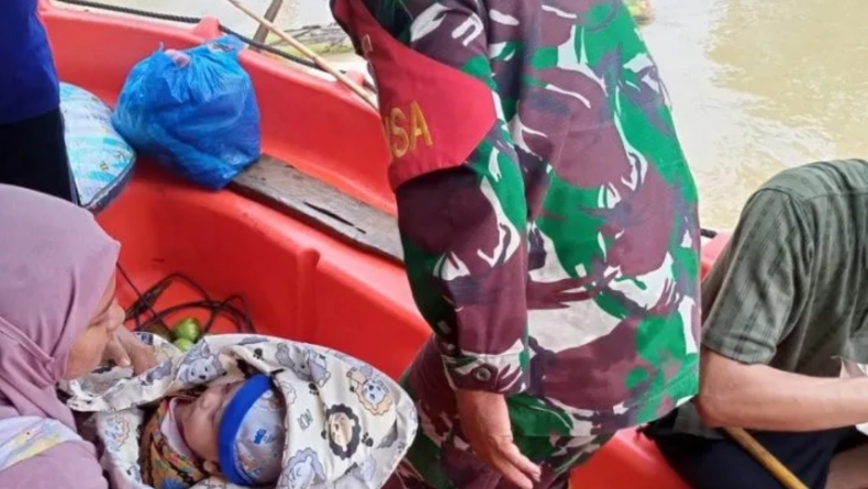Aksi Heroik Babinsa Selamatkan Bayi dari Tengah Kepungan Banjir Aceh Tamiang