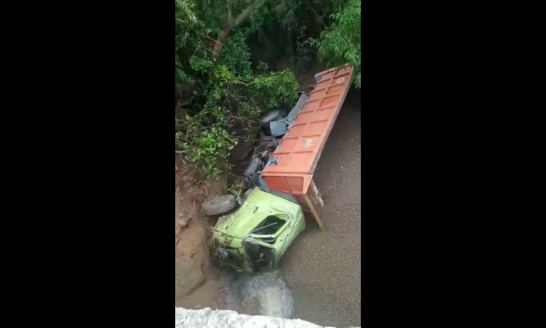Truk Pasir di Mojokerto Terjun Bebas ke Sungai 10 Meter, Sopir Tewas Terjepit 