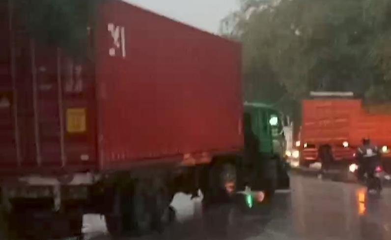  Truk Trailer Tabrak Tebing dan Melintang, Arus Lalu Lintas Salatiga-Semarang Tersendat