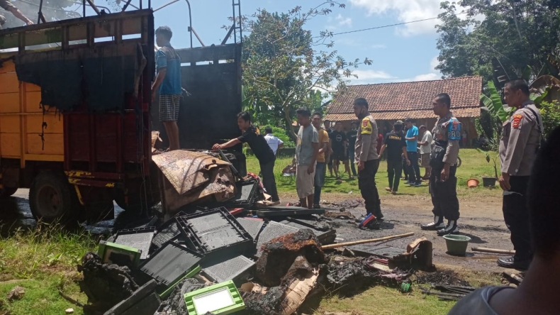 Truk Pengangkut Barang Pecah Belah Terbakar di Jalan Lintas Gunung Katun