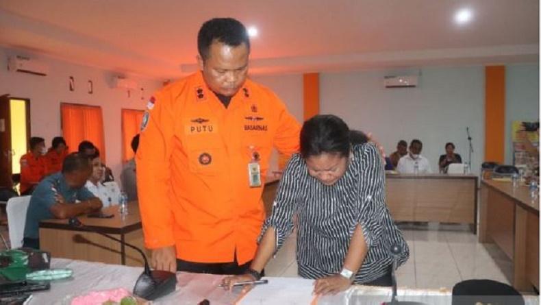 title Tangis Kepala SAR Kupang Tutup Pencarian Korban Kapal Terbakar, 17 Orang Masih Hilang Tangis Kepala SAR Kupang Tutup Pencarian Korban Kapal Terbakar, 17 Orang Masih Hilang