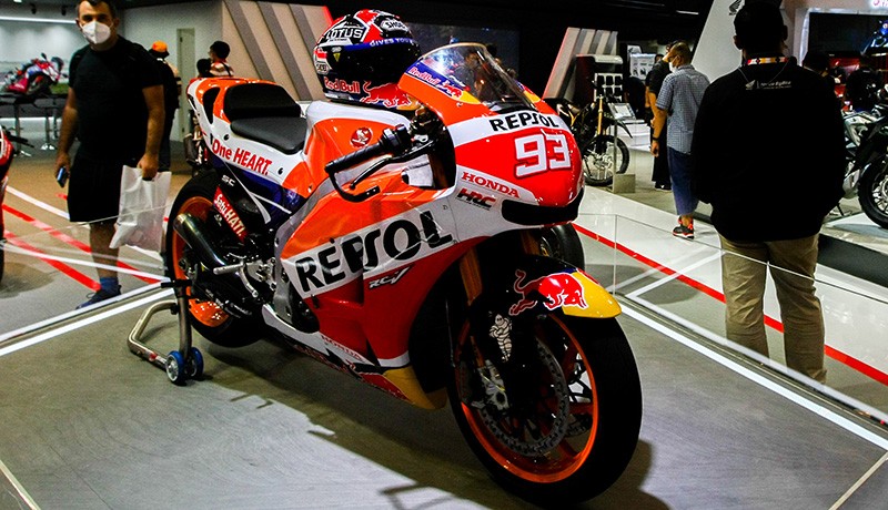 Replika Motor Marc Marquez Mejeng di IMOS 2022 - Bagian 3