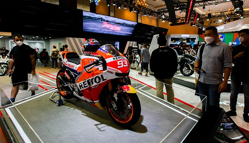 Replika Motor Marc Marquez Mejeng di IMOS 2022 - Bagian 2