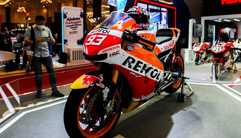 Replika Motor Marc Marquez Mejeng di IMOS 2022 - Bagian 1