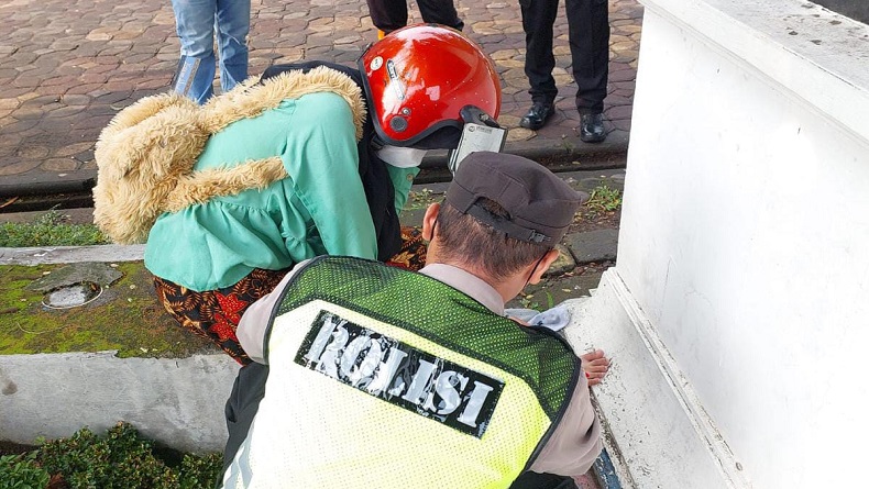 Lihat Pengendara Motor Jatuh, Polisi di Solo Ini Sigap Menolong