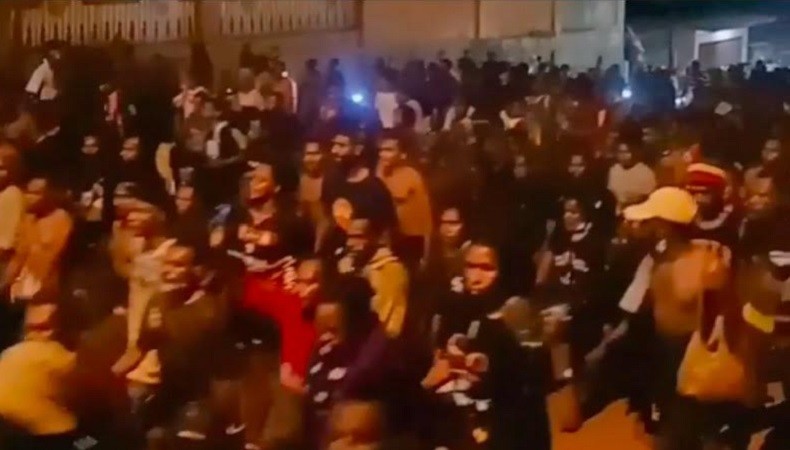 Jenazah Filep Karma Dimakamkan Malam Hari usai Tempuh Perjalanan 5 Jam