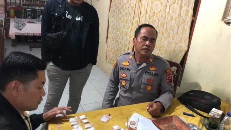 Jalan-Jalan di Dekat Jembatan, 2 Pelajar di Solok Temukan 20 Bungkus Paket Sabu