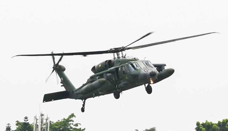 Terbang Rendah, Black Hawk Royal Brunei Air Force Pamer Kemampuan - Bagian 1