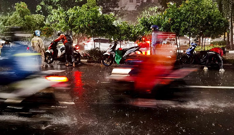 Jakarta Diguyur Hujan Deras, Sejumlah Ruas Jalan Tergenang - Bagian 4