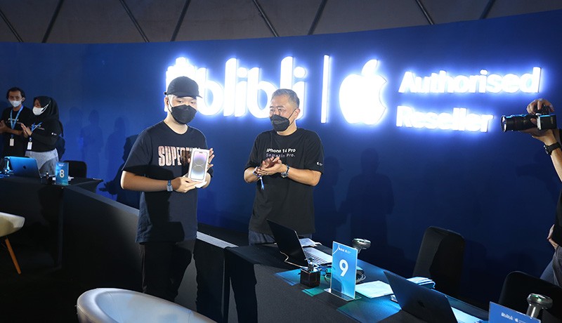 Distribusi Perdana saat Midnight Lounge, Blibli Serahkan iPhone 14 ke Pelanggan - Bagian 2
