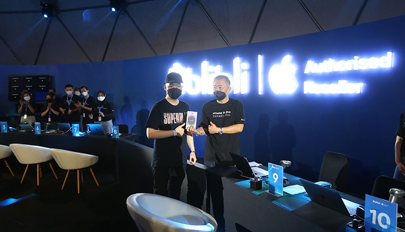 Distribusi Perdana saat Midnight Lounge, Blibli Serahkan iPhone 14 ke Pelanggan - Bagian 1