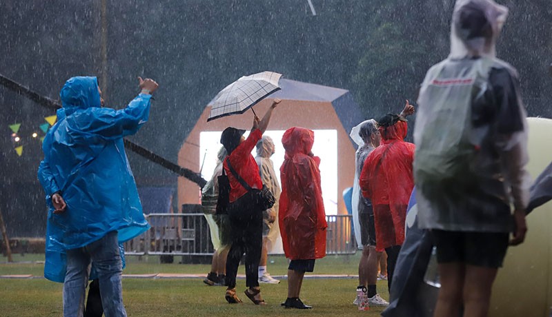 Antusiasme Penonton Joyland Festival Tinggi meski Diguyur Hujan - Bagian 4