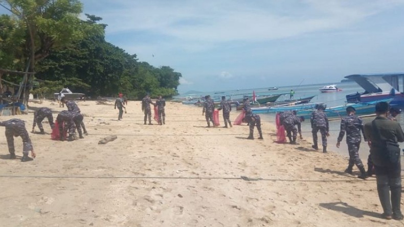 Puluhan Prajurit Lantamal VIII Bersihkan Pantai Bunaken Manado
