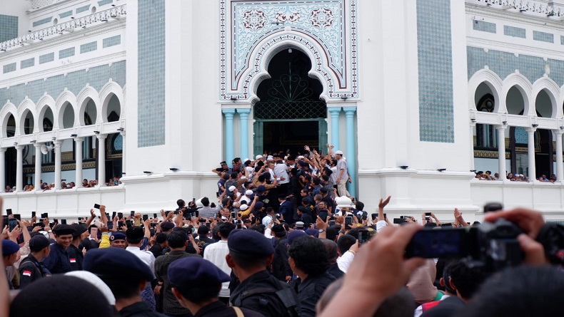 Penampakan Anies Baswedan Dikerubungi Warga Kota Medan usai Salat Jumat di Masjid Raya