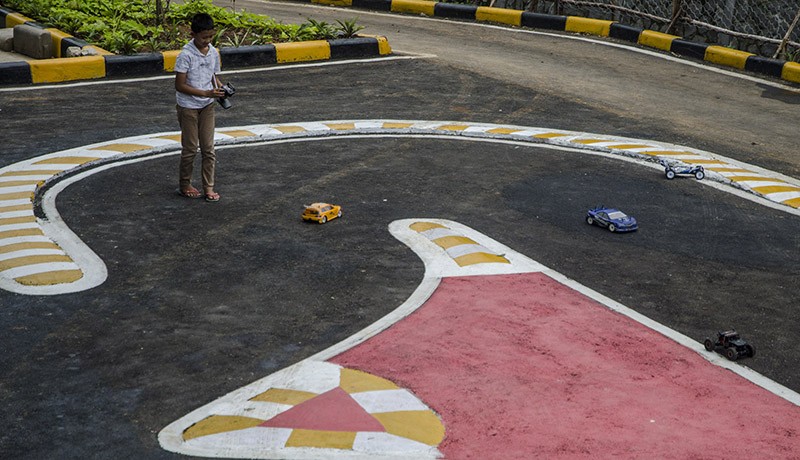 Menyalurkan Hobi Mobil RC di Sirkuit Bandung - Bagian 1