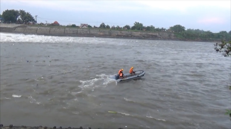 Ditinggal Temannya Beli Minum, 2 Remaja di Jombang Hilang saat Berenang di Sungai Brantas