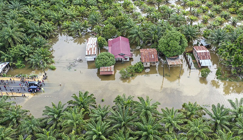 Banjir 1 Meter, Jalan Lintas Tapaktuan Aceh Selatan-Medan Lumpuh - Bagian 3