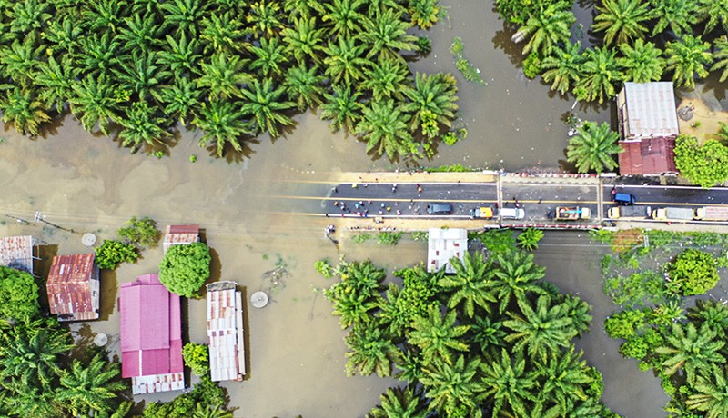 Banjir 1 Meter, Jalan Lintas Tapaktuan Aceh Selatan-Medan Lumpuh - Bagian 1