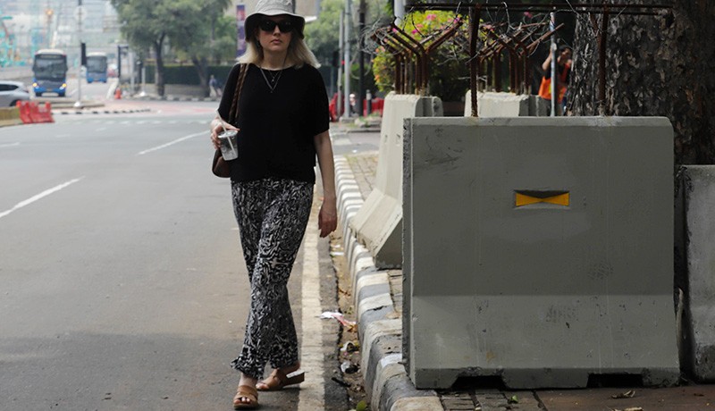 Ada Barrier Penghalang Demo, Pejalan Kaki Kesulitan Lewati Trotoar Dekat Istana - Bagian 4