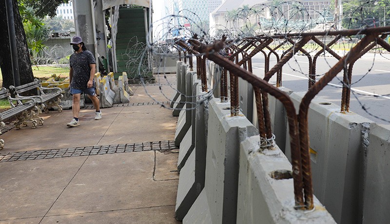 Ada Barrier Penghalang Demo, Pejalan Kaki Kesulitan Lewati Trotoar Dekat Istana - Bagian 3