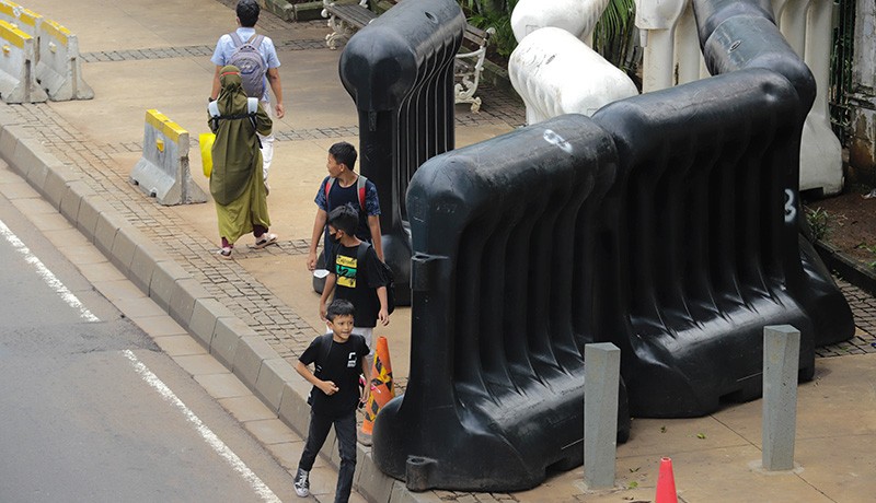 Ada Barrier Penghalang Demo, Pejalan Kaki Kesulitan Lewati Trotoar Dekat Istana - Bagian 1